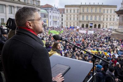 Der Oberb???ºrgermeister von Potsdam Mike Schubert spricht bei der Kundgebung - Potsdam wehrt sich - eine Kundgebung de-stock-photo