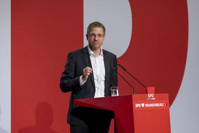 Mike Schubert Mitglied des Brandenburger Gesch?ftsf?hrenden SPD Landesvorstands DEU/Berlin ? Paul Weisflog Parteitag der-stock-foto