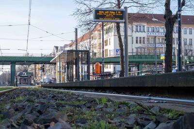 Leere Stra?enbahnhaltestelle an der Bornholmer Stra?e in Berlin-Prenzlauer Berg. Die Gewerkschaft Verdi hat die Besch?ft-stock-foto