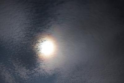 Lichtbeugung am Himmel Ein Hof, auch bekannt als Korona am Himmel bildet farbige Leuchterscheinungen um die Sonne herum,-stock-foto