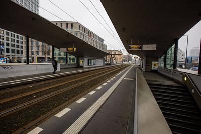 Leere Gleise der Tram am Hauptbahnhof Berlin. Warnstreik der Gewerkschaft ver.di im ?ffentlichen Personennahverkehr am 0-stock-foto