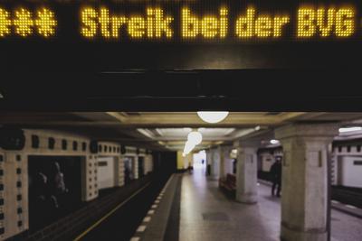 Die Ankuendigung eines Streiks der BVG wird angezeigt an einer Anzeigetafel am U-Bahnhof Ruedesheimer Platz in Berlin, 2-stock-foto