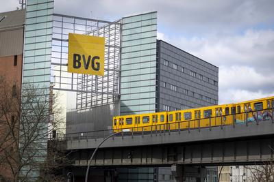 Das Logo der Berliner Verkehrsbetriebe (BVG) in der Naehe des U-Bahnhofs Gleisdreick. Berlin, 13.04.2023. Berlin Deutsch-stock-foto