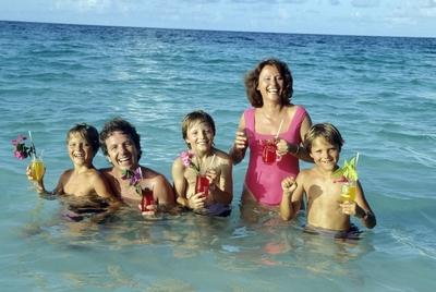 Michael Schanze mit seiner Frau Monika und seinen Kindern in Orlando, Florida *** Michael Ski jump with its Woman Monika-stock-foto