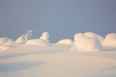 Minimalistische verschneite Nordlandschaft-stock-photo