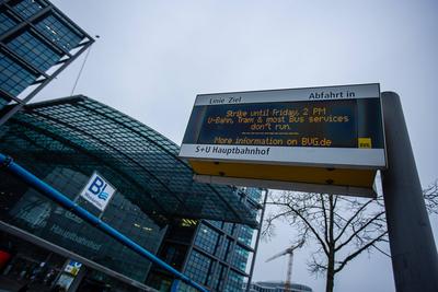 Eine Anzeige in englischer Sprache mit Hinweis zum Streik am Hauptbahnhof in Berlin. Warnstreik der Gewerkschaft ver.di-stock-foto