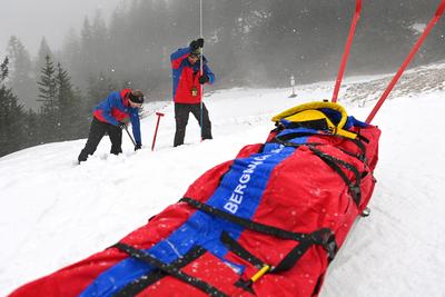Lawinenverschuettetensuche im Lawinenfeld-stock-foto