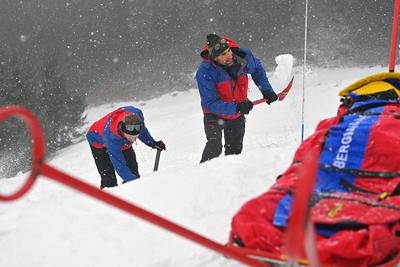 Lawinenverschuettetensuche im Lawinenfeld-stock-foto