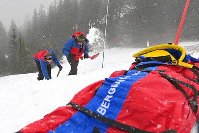 Lawinenverschuettetensuche im Lawinenfeld-stock-foto