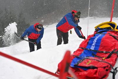 Lawinenverschuettetensuche im Lawinenfeld-stock-foto