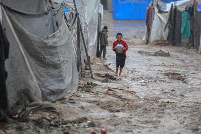 Palestinians living in Dair El-Balah refugee camp, have difficulties moving around in the camp-stock-foto