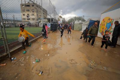 Palestinians living in Dair El-Balah refugee camp, have difficulties moving around in the camp-stock-foto
