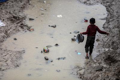 Palestinians living in Dair El-Balah refugee camp, have difficulties moving around in the camp-stock-foto