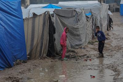 Palestinians living in Dair El-Balah refugee camp, have difficulties moving around in the camp-stock-foto
