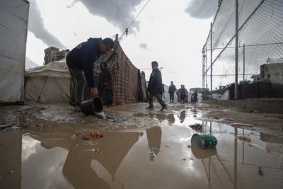 Palestinians living in Dair El-Balah refugee camp, have difficulties moving around in the camp-stock-foto