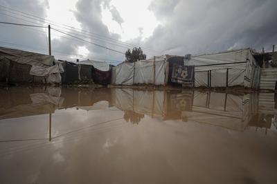 Palestinians living in Dair El-Balah refugee camp, have difficulties moving around in the camp-stock-foto