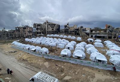 Newly erected tents are spread in Al-Shujiyya neighbourhood in Gaza-stock-foto