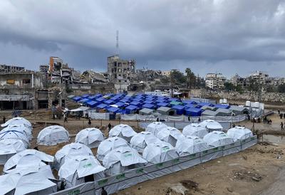 Newly erected tents are spread in Al-Shujiyya neighbourhood in Gaza-stock-foto