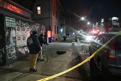 24-year-old man fatally stabbed on halsey street in bushwick brooklyn new york city-stock-foto