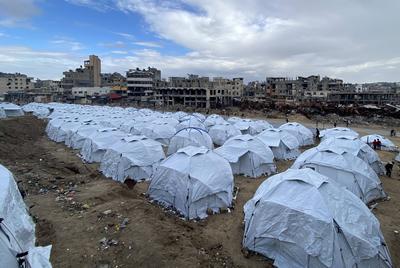 Newly erected tents are spread in Al-Shujiyya neighbourhood in Gaza-stock-foto