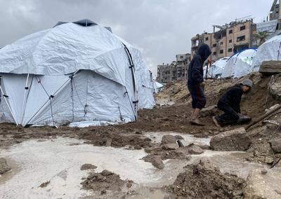 Newly erected tents are spread in Al-Shujiyya neighbourhood in Gaza-stock-foto