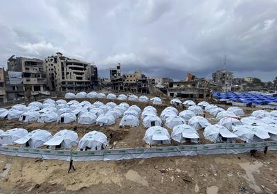 Newly erected tents are spread in Al-Shujiyya neighbourhood in Gaza-stock-foto