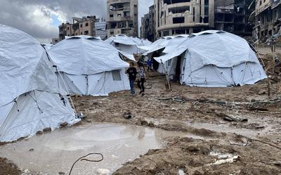 Newly erected tents are spread in Al-Shujiyya neighbourhood in Gaza-stock-foto