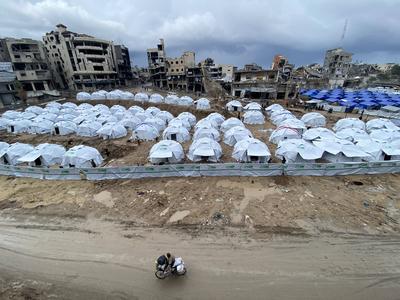 Newly erected tents are spread in Al-Shujiyya neighbourhood in Gaza-stock-foto