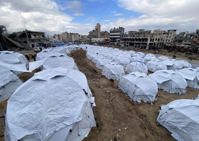 Newly erected tents are spread in Al-Shujiyya neighbourhood in Gaza-stock-foto