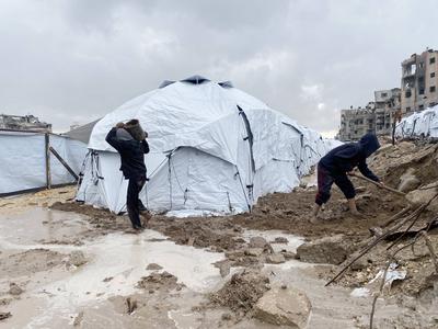 Newly erected tents are spread in Al-Shujiyya neighbourhood in Gaza-stock-foto