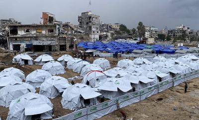 Newly erected tents are spread in Al-Shujiyya neighbourhood in Gaza-stock-foto