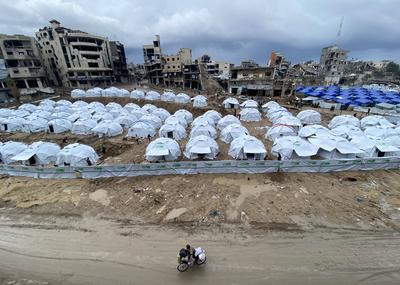 Newly erected tents are spread in Al-Shujiyya neighbourhood in Gaza-stock-foto