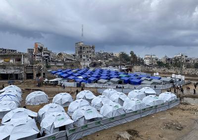 Newly erected tents are spread in Al-Shujiyya neighbourhood in Gaza-stock-foto