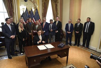 Speaker Johnson Holds Enrollment Ceremony for the Laken Riley Act-stock-foto