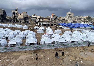 Newly erected tents are spread in Al-Shujiyya neighbourhood in Gaza-stock-foto