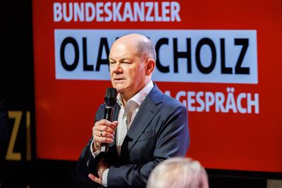 Politik, SPD-Kanzlerkandidat Olaf Scholz im Gespr?ch in Erfurt-stock-foto