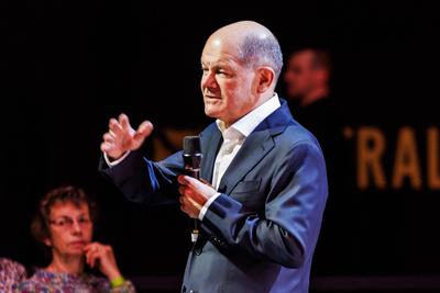 Politik, SPD-Kanzlerkandidat Olaf Scholz im Gespr?ch in Erfurt-stock-foto