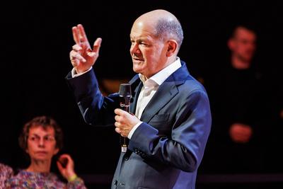Politik, SPD-Kanzlerkandidat Olaf Scholz im Gespr?ch in Erfurt-stock-foto