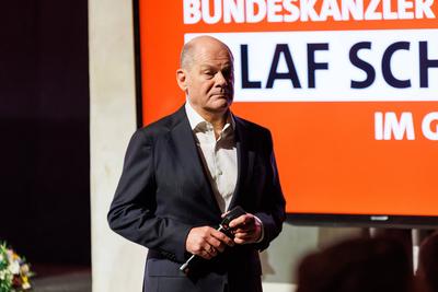 Politik, SPD-Kanzlerkandidat Olaf Scholz im Gespr?ch in Erfurt-stock-foto