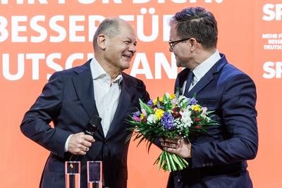 Politik, SPD-Kanzlerkandidat Olaf Scholz im Gespr?ch in Erfurt-stock-foto