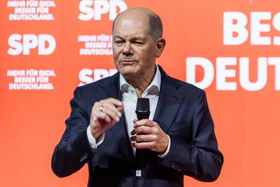 Politik, SPD-Kanzlerkandidat Olaf Scholz im Gespr?ch in Erfurt-stock-foto