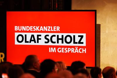 Politik, SPD-Kanzlerkandidat Olaf Scholz im Gespr?ch in Erfurt-stock-foto