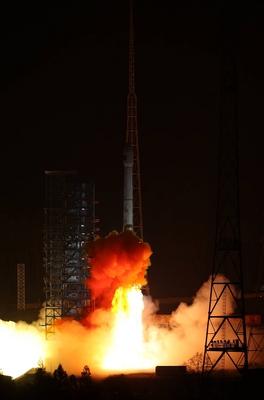 China, Start einer Langer-Marsch-Rakete in Xichang LIANGSHAN, CHINA - JANUARY 23: A Long March-3B rocket carrying a test-stock-foto