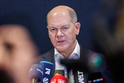 Politik, SPD-Kanzlerkandidat Olaf Scholz im Gespr?ch in Erfurt-stock-foto