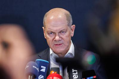 Politik, SPD-Kanzlerkandidat Olaf Scholz im Gespr?ch in Erfurt-stock-foto