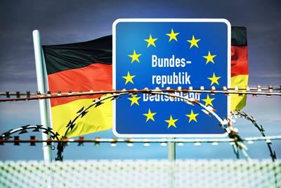 FOTOMONTAGE, Grenzschild der Bundesrepublik Deutschland und Deutschlandfahne hinter Stacheldraht, Symbolfoto f?r Grenzko-stock-foto