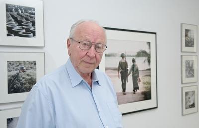 Fotograf Thomas Billhardt Fotograf Thomas Billhardt in seiner Ausstellung im Kennedy Museum Berlin *** Photographer Thom-stock-foto