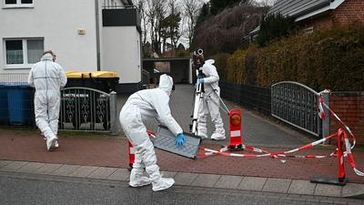 Polizist schie?t auf Randalierer - dieser wirft mit Gegenst?nden auf Polizeibeamte-stock-photo