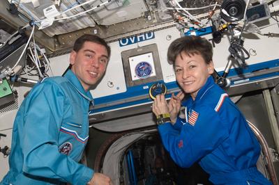 ISS016-E-036373 (17 April 2008) --- Russian Federal Space Agency cosmonaut Sergei Volkov, Expedition 17 commander; and N-stock-foto