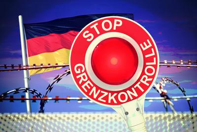 FOTOMONTAGE, Polizeikelle mit Aufschrift Stop Grenzkontrolle und Deutschlandfahne vor Stacheldraht, Symbolfoto f?r Grenz-stock-foto